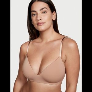 Victoria’s Secret “The T-shirt” lightly lined wireless push up bra, 36D.